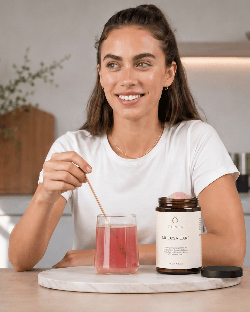 Person rührt Mucosa Care Produkt im Glas um